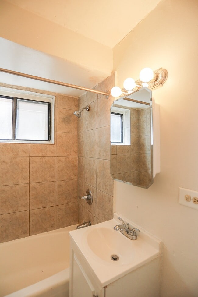 Photo - 1658 W Pratt Blvd Unit 3