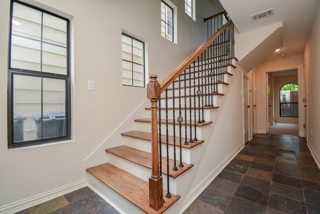 Photo - 5310 Larkin St