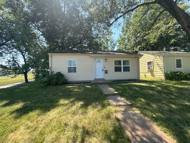 Building Photo - Recently renovated 4 bed/1 bath! Rental