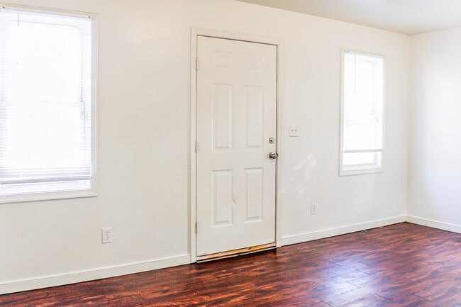 Photo - 835 Gladstone St