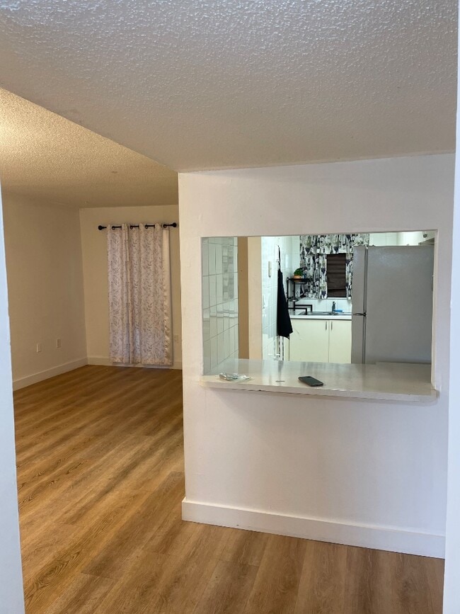 Photo - 305 W 68th St