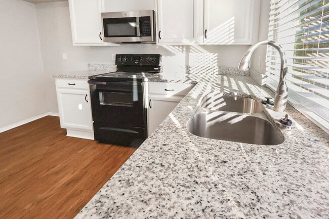 Photo - 6400 Pine St