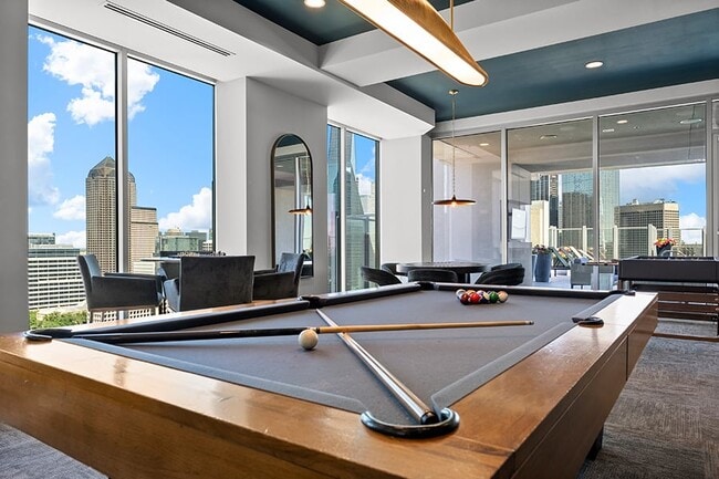 SkyLounge con mesas de billar, póquer, futbolín y juegos electrónicos