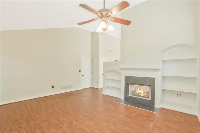 Photo - 328 White Oak Way