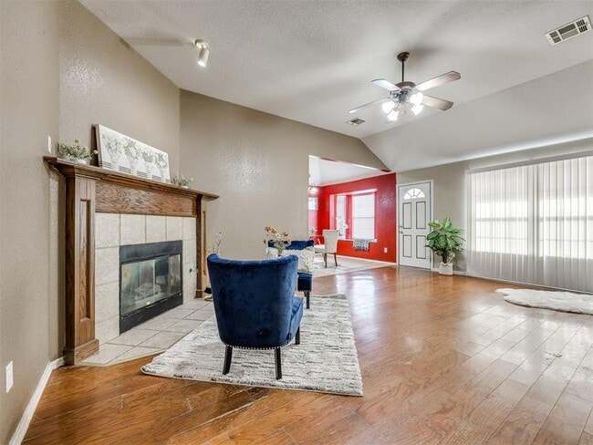 Photo - 212 Cambridge Dr