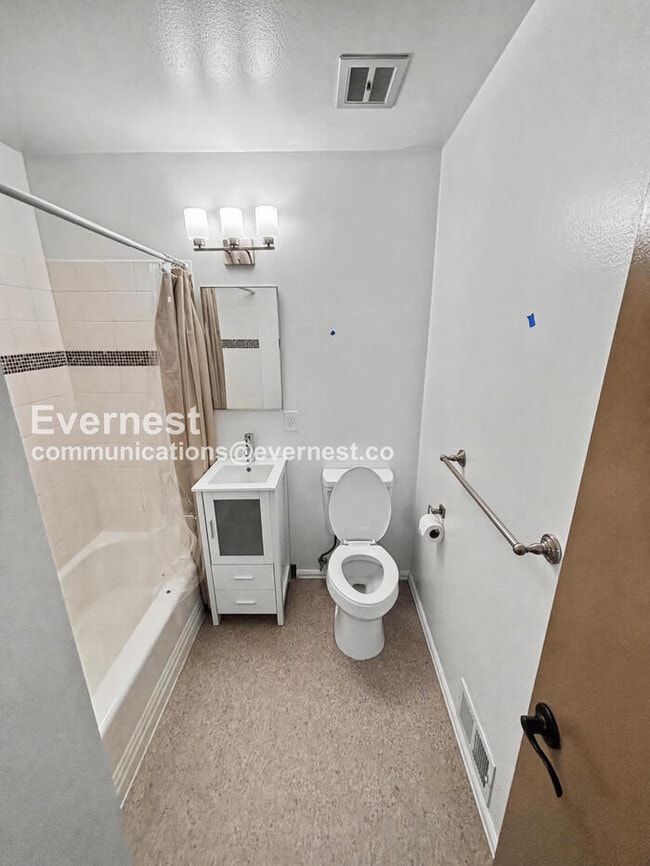 Photo - 6822 Moore St