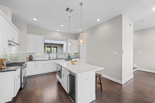 Photo - 717 Morris St