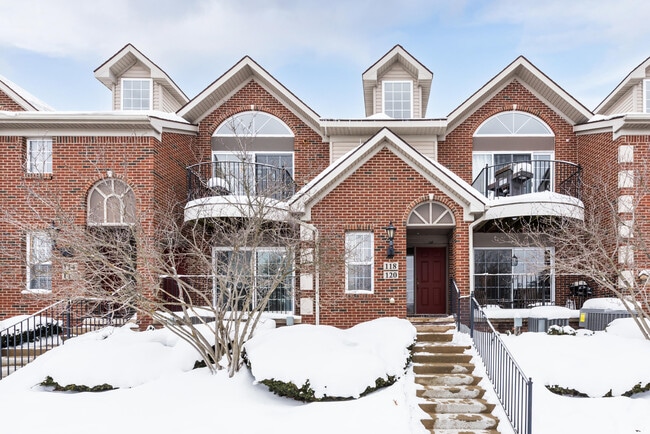 Building Photo - 120 W Oakbrook Dr