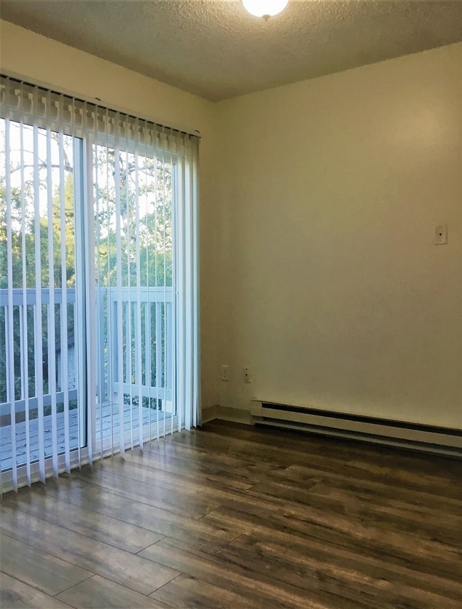 2 BEDROOM: DINING