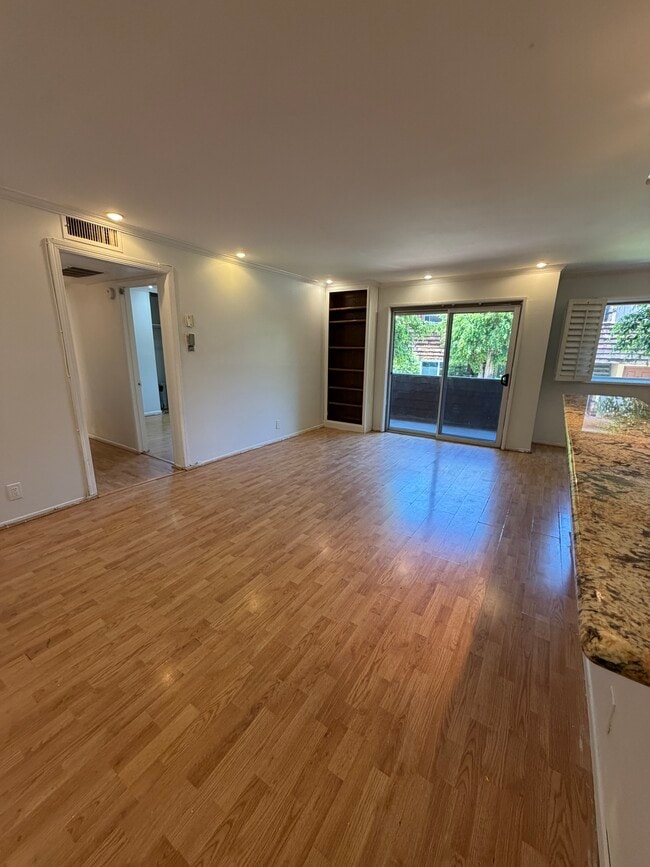 5403 Newcastle Ave Unit 8
