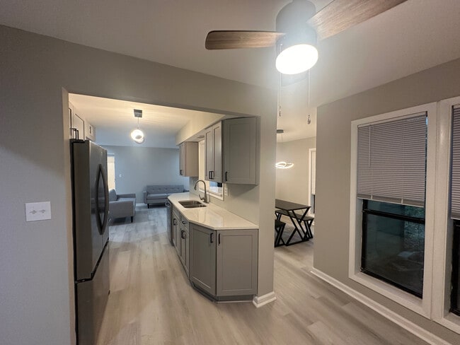 Photo - Room in Condo on Roberts Dr