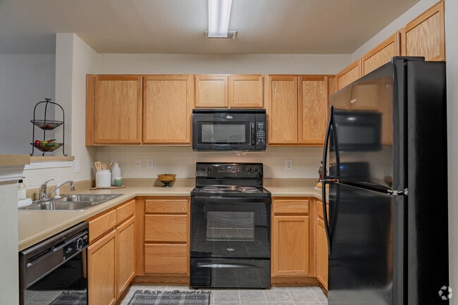 2BR, 2BA - 1,033SF - Kitchen - The Waverly