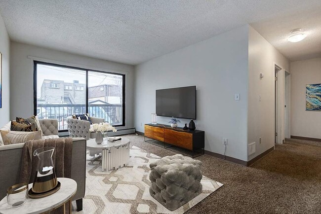 Building Photo - Mosaic Manor