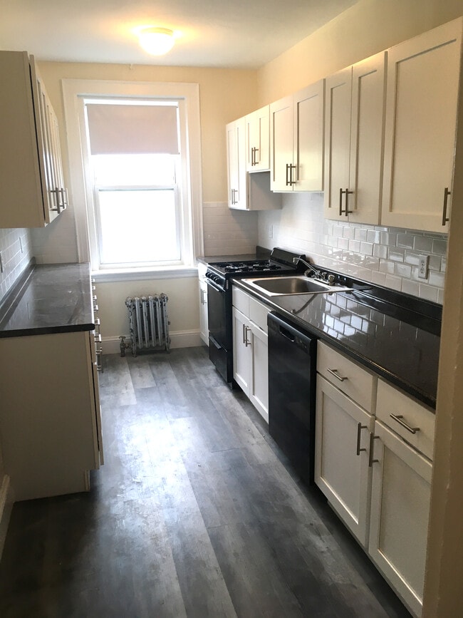 Building Photo - 2035 Commonwealth Ave Unit 4