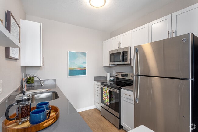 1BR, 1BA - 745SF