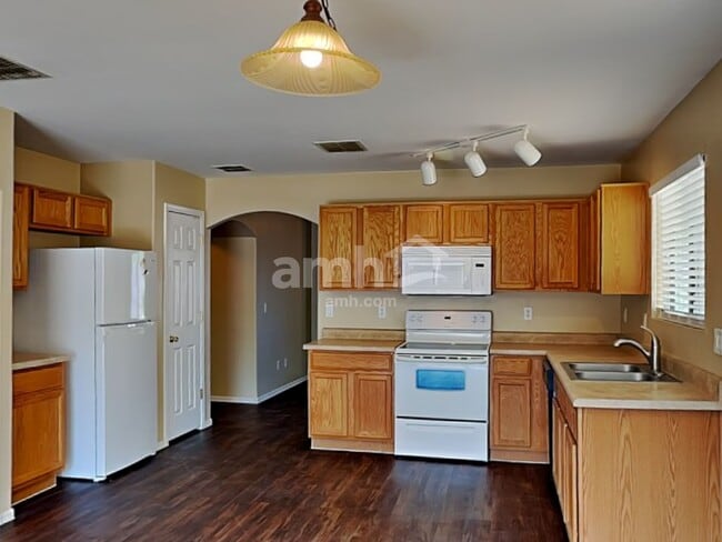 655 W Cholla Crest Dr