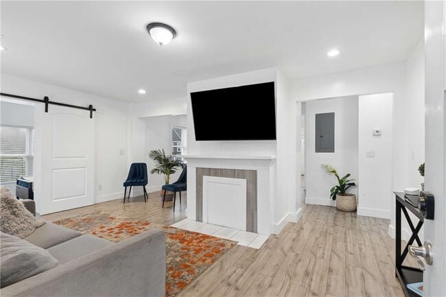 Photo - 1298 Gideons Dr SW