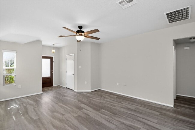 Photo - Spacious 3 Bed / 2 Bath w/ Large Kitchen & Natural Light