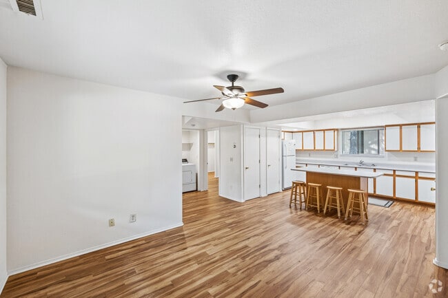 4BR, 4BA - 1,500SF - Living Room - Wavertree Apartments