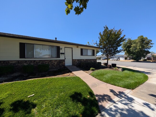 Building Photo - 1551 Memorial Dr Unit 2