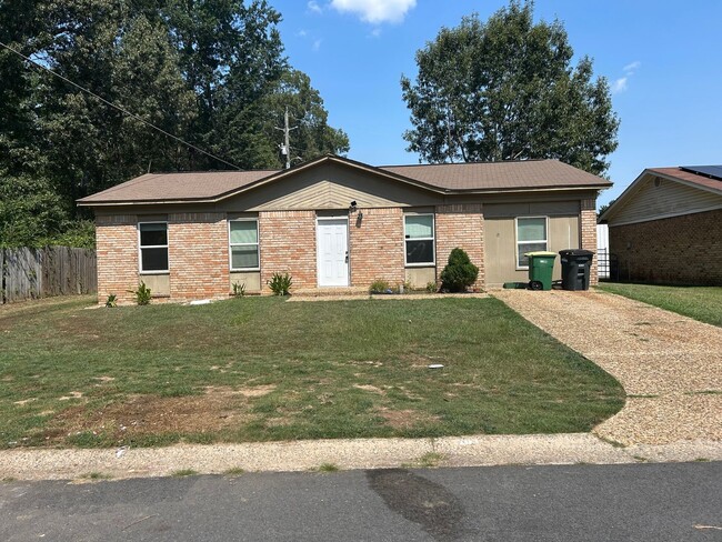 Building Photo - 4 bedroom and 1.5 bathroom