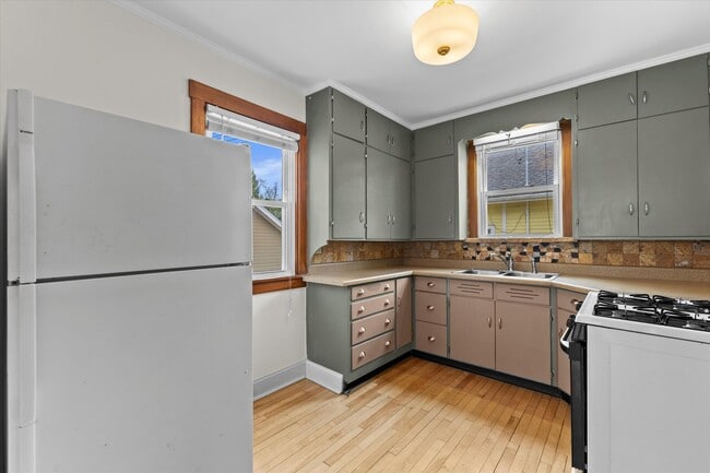 Building Photo - 137 W Newhall Ave Unit Lower