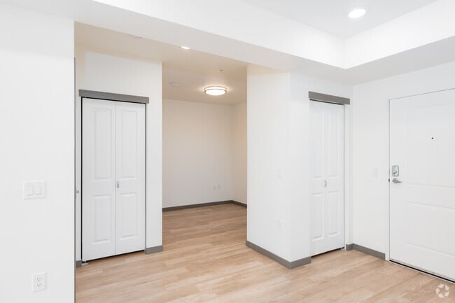 Studio + Den, 1BA - 520SF - Sixth & Alder
