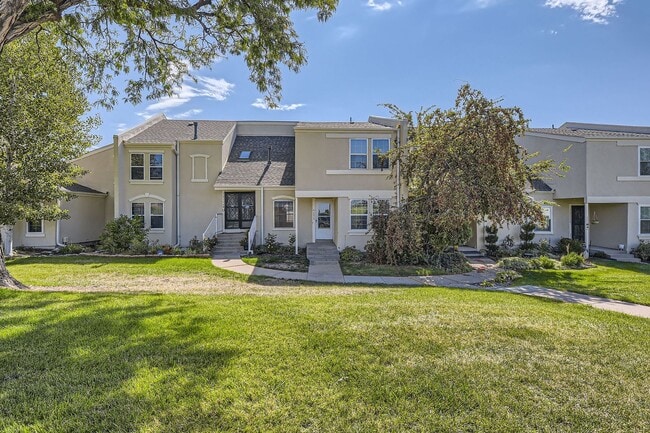 Building Photo - Evolve Real Estate: Available 9/15 Spaciou... Rental