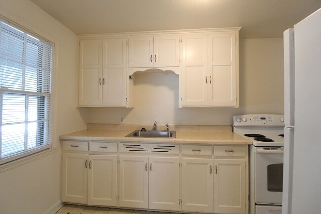 Photo - December FREE On This Non-Updated 1 Bedroom 1 Bath Duplex in Olathe