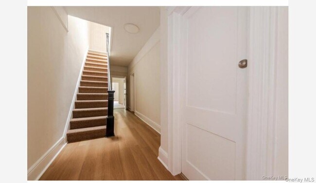 Photo - 959 Van Nest Ave Unidad 1