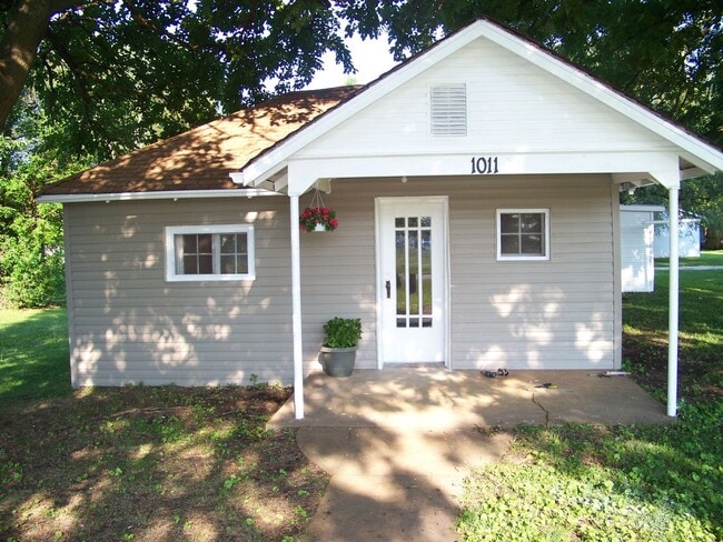 Building Photo - 1 bedroom, 1 bath home near Evangel Univer...