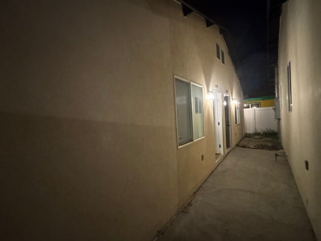 Photo - 3006 S Palm Grove Ave Unidad Rear  3