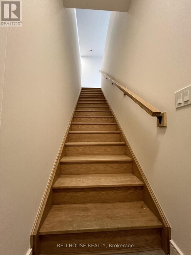 Photo - 158 EVERETT Cmn