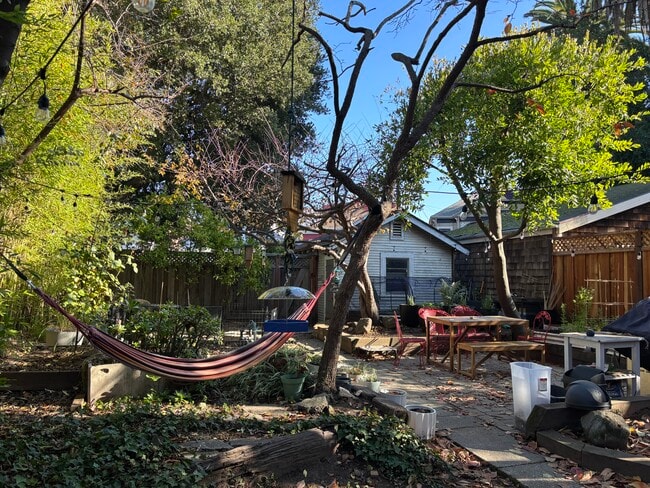 Quiet, shady shared backyard - 1534 Benton St Unit A