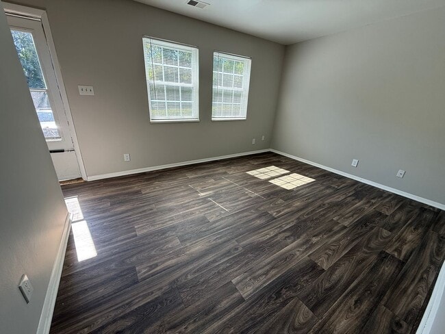 Building Photo - 4805 Lakeside Dr Unit LD4805