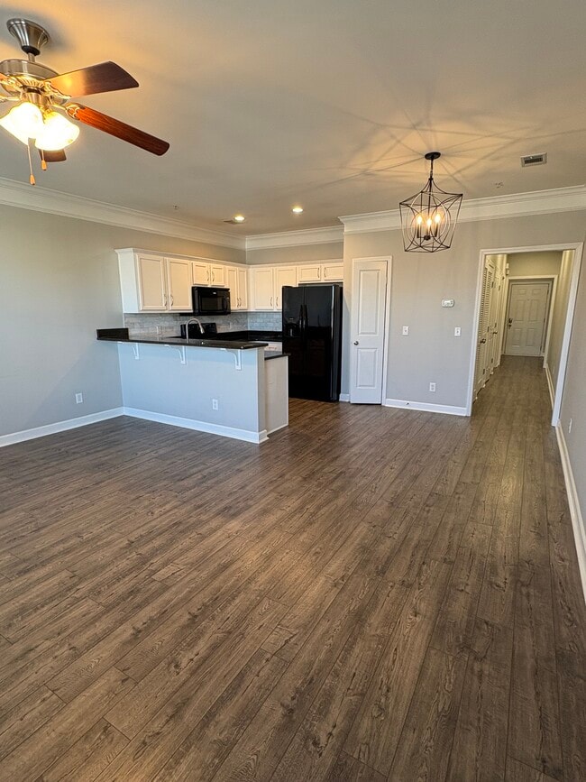 Building Photo - 2310 Elliott Ave Unit 823