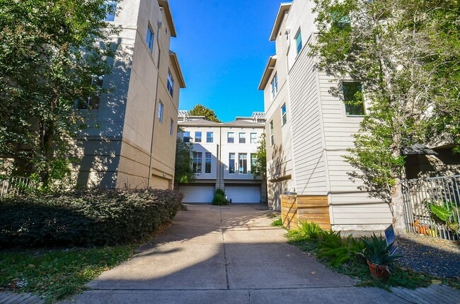 Building Photo - 1116 Columbus St