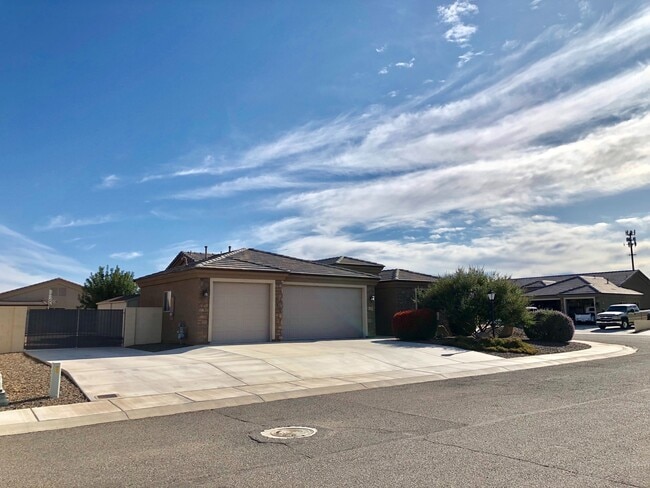 Building Photo - Gorgeous 3 Bedroom Home in Long Mountain Estates!