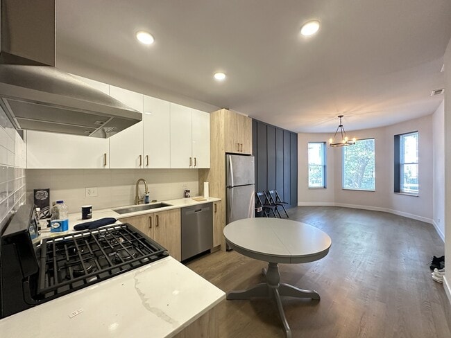 Building Photo - 841 N Mozart St Unit G07C Rental