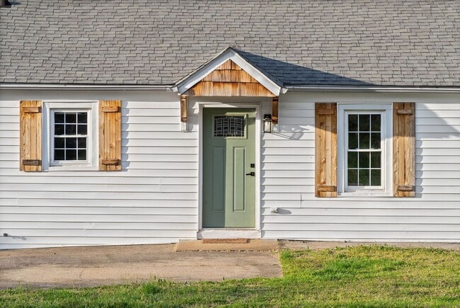 Photo - 2 Bedroom Pet Friendly Home For Rent Near Madison Street!