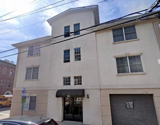 Building Photo - 301 61st St Unit 1C