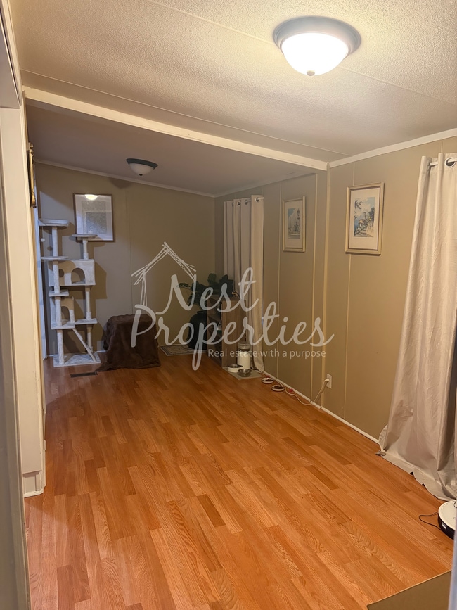 Photo - 560 Mack St