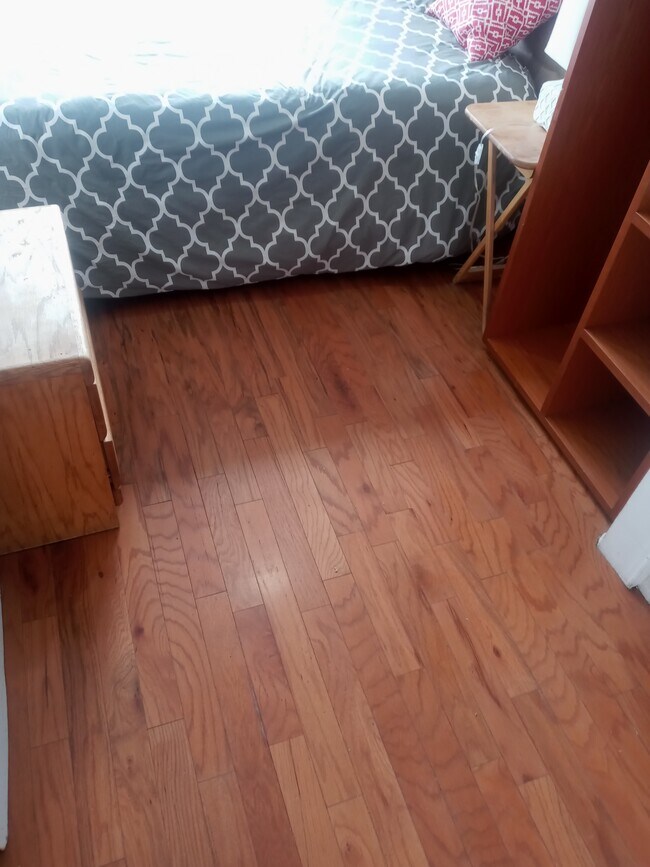 Dormitorio pequeño - 2023 Cloverfield Blvd Unidad F