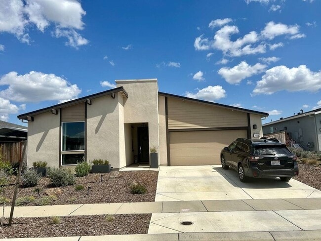 4 Bedroom Single Family Home in Roseville - 4 Bedroom Single Family Home in Roseville