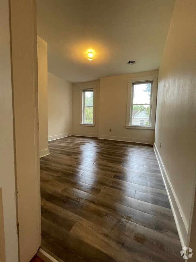 Building Photo - 2 Bedroom Apartment on the Northside Unit 6