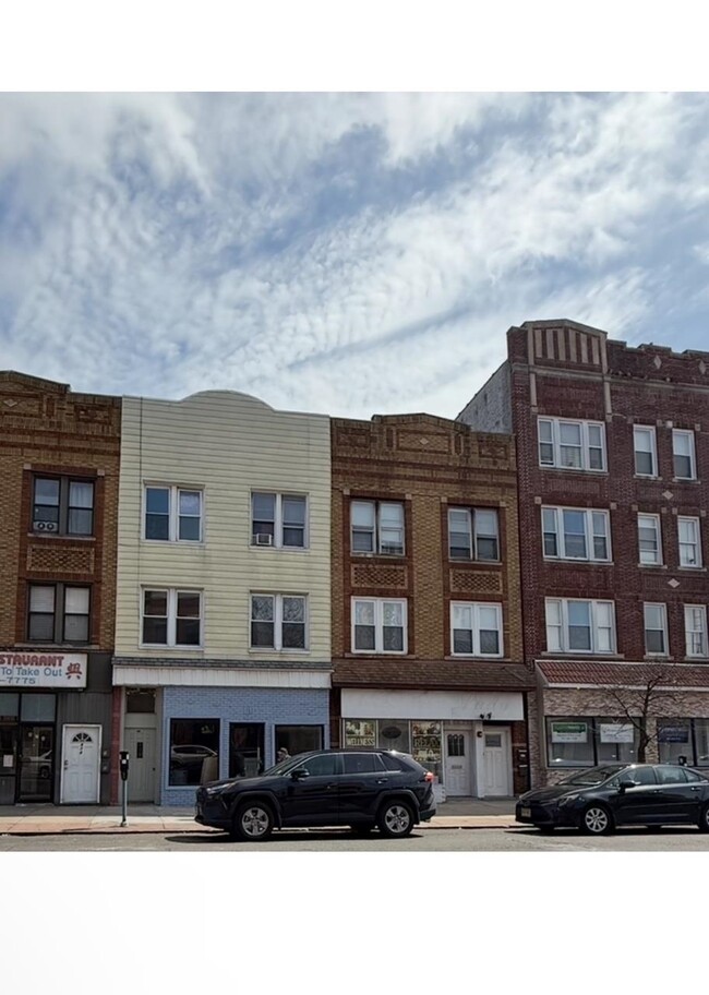 Building Photo - 872 Broadway Rental