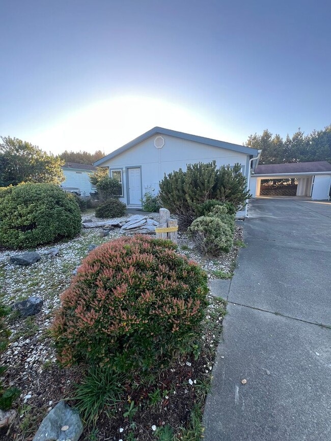 Building Photo - Beautiful 3 bedroom 2 bath home with a large carport in Bandon, OR.