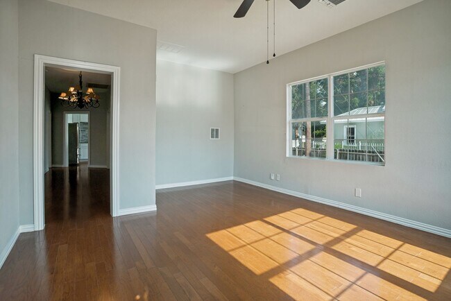 Photo - 2219 N Flores St