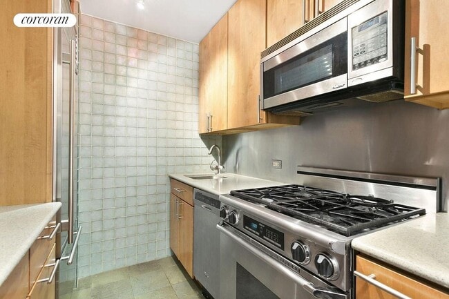 Building Photo - 411 E 53rd St Rental