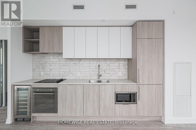 Photo - 2020 Bathurst St Unit 709